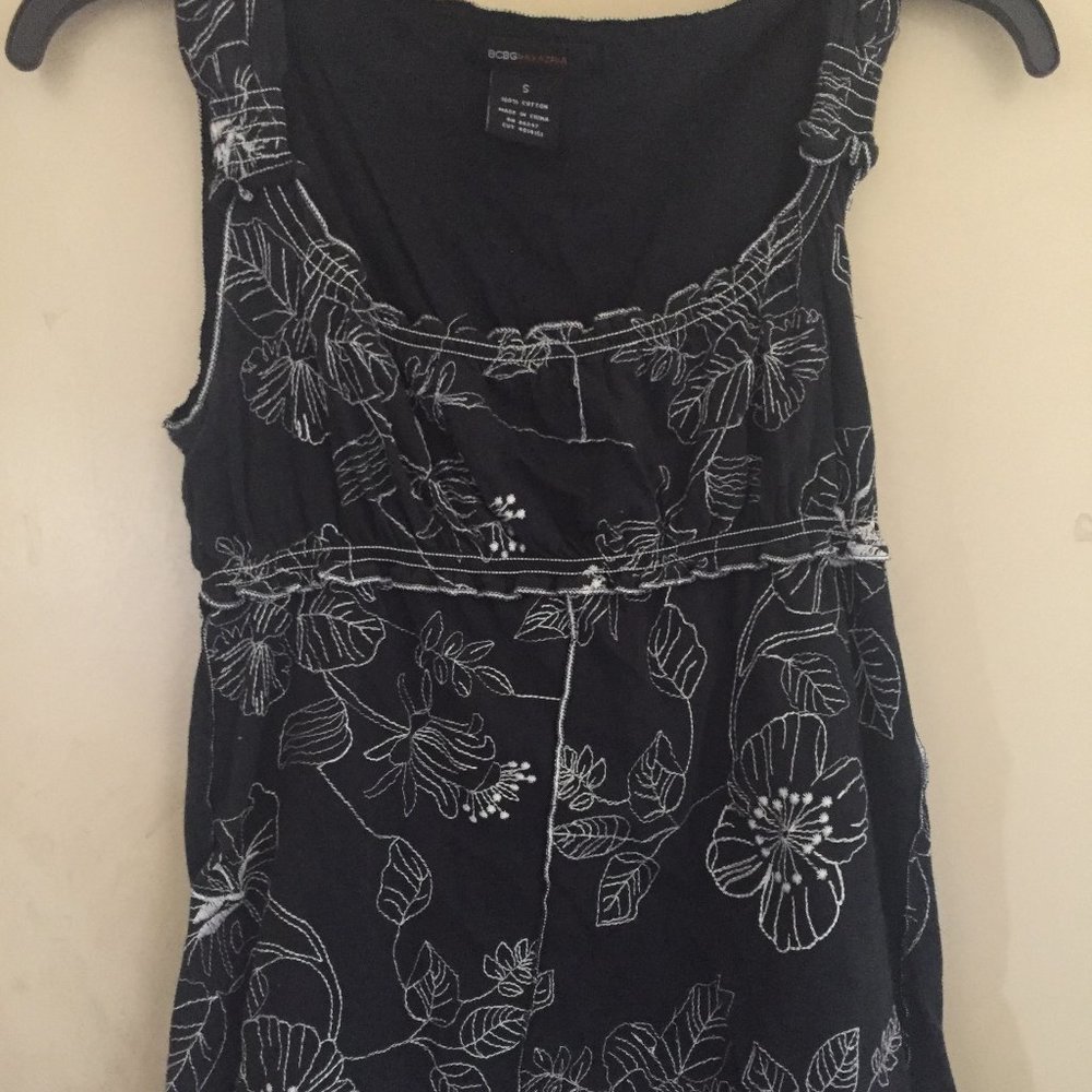 BCBGMaxAzria  Black&white floral sleeveless top
